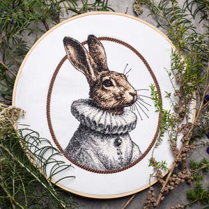 ウッドランド・アリストクラッツ - メドウ・グレース | ウサギのミシン刺繍デザイン