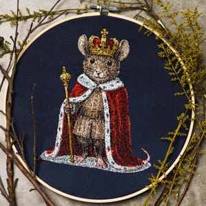 Lilla Majestätet - Kung Thamior av Mossmere | Maskinbroderidesign