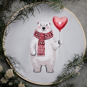 Pode incluir: Desenho bordado de um urso polar branco usando um cachecol com padrão vermelho e branco e segurando um balão vermelho em forma de coração.