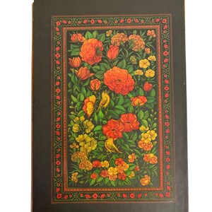 Pu&ograve; includere: Una copertina di libro decorativa con un vivace design floreale. L'opera presenta fiori arancioni e gialli con fogliame verde, incorniciati da un bordo rosso e verde su sfondo nero. Due uccelli gialli sono tra i fiori.