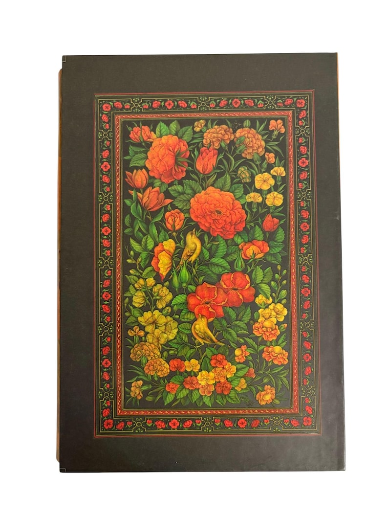 Pu&ograve; includere: Una copertina di libro decorativa con un vivace design floreale. L'opera presenta fiori arancioni e gialli con fogliame verde, incorniciati da un bordo rosso e verde su sfondo nero. Due uccelli gialli sono tra i fiori.