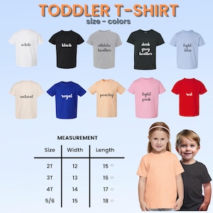 Pu&ograve; includere: Una selezione di t-shirt per bambini piccoli in vari colori, tra cui bianco, nero e rosso. L'immagine mostra una tabella delle taglie con misure in cm. Il testo "TODDLER T-SHIRT" e i nomi dei colori sono visibili.