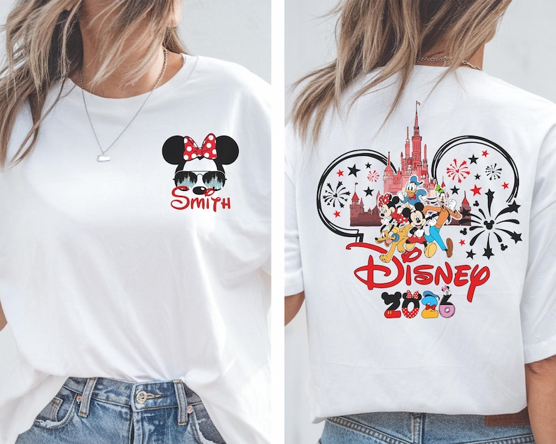 Pu&ograve; includere: T-shirt bianca con grafica di Minnie Mouse con occhiali da sole e il nome "Smith". Il retro della maglietta presenta un design Disney con personaggi, fuochi d'artificio e la scritta "Disney 2026".