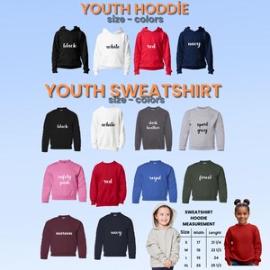 Op de afbeelding: Een display van jeugd hoodies en sweatshirts in diverse kleuren, waaronder zwart, wit, rood en marineblauw. De afbeelding toont ook de afmetingen van de kledingstukken. De tekst "YOUTH HODDIE" en "YOUTH SWEATSHIRT" zijn zichtbaar.