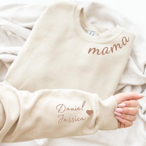Custom Mama Sweatshirt with Kids Name on Sleeve, Personalized Mum Sweatshirt, Minimalist Mummy Jumper, Gift for Her, Mother&#39;s Day Gift