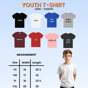 Op de afbeelding: Een display van jeugd-T-shirts in verschillende kleuren, waaronder zwart, wit en rood. De afbeelding toont ook een maattabel met maten vari&euml;rend van YS tot YXL, met breedtes van 40.6 tot 66 cm en lengtes van 52 tot 63.5 cm.