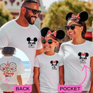 Pu&ograve; includere: T-shirt bianche con disegni di Topolino. La parte anteriore di ogni maglietta presenta una testa di Topolino con occhiali da sole, con un nome sotto. Il retro di una maglietta ha una grafica Disney 2023.