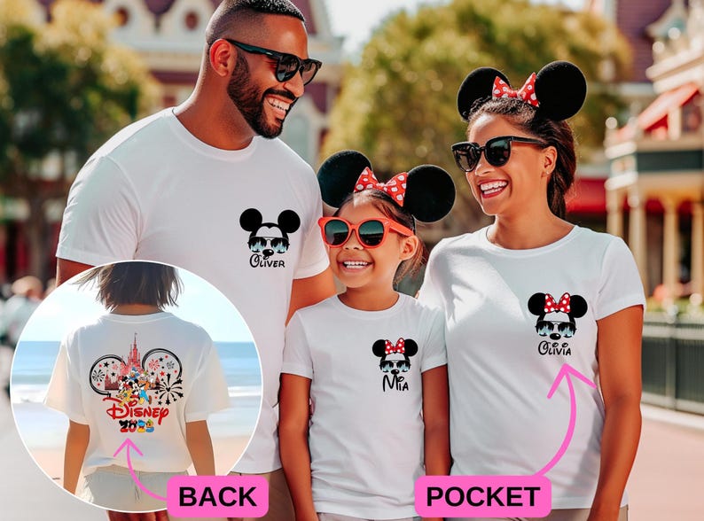 Pu&ograve; includere: T-shirt bianche con disegni di Topolino. La parte anteriore di ogni maglietta presenta una testa di Topolino con occhiali da sole, con un nome sotto. Il retro di una maglietta ha una grafica Disney 2023.