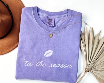 Camiseta de fútbol Comfort Colors®, camiseta "Tis the Season", camiseta de la temporada de fútbol, camiseta de fútbol para el día del partido, camiseta de regalo de fútbol, camiseta para mamás de fútbol