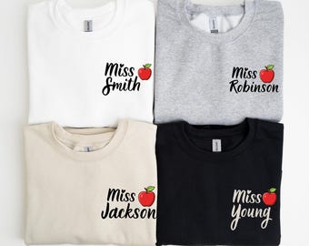 Sudadera personalizada para profesor/a con nombre – Diseño de manzana personalizado – Bonito regalo para profesor/a – Cuello redondo para la vuelta al cole – Suéter Miss Ms Mr