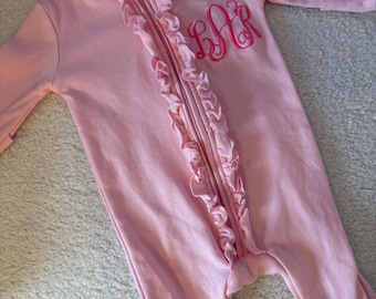 Conjunto bordado para la salida del hospital del bebé