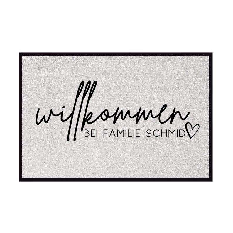 Peut inclure: Un paillasson gris avec du texte noir qui dit "Willkommen bei Familie Schmid" avec un petit symbole de c&oelig;ur.