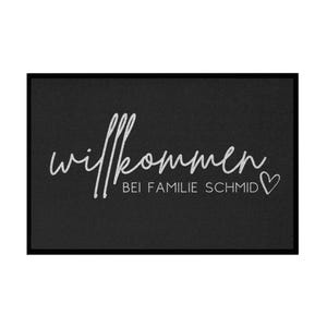 Peut inclure: Paillasson d'accueil noir avec du texte blanc qui dit "Willkommen bei Familie Schmid" avec un petit c&oelig;ur.