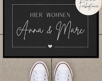 Personalisierte Fußmatte mit Namen – „Hier wohnen …“ Design – Türmatte für Paare & Familien, Geschenk zum Einzug oder zur Hochzeit