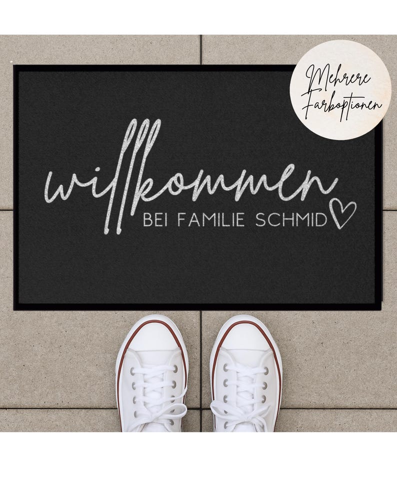 Peut inclure: Paillasson d'accueil noir avec du texte blanc qui dit "Willkommen bei Familie Schmid" avec un symbole de c&oelig;ur.