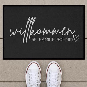 Peut inclure: Paillasson d'accueil noir avec du texte blanc qui dit "Willkommen bei Familie Schmid" avec un symbole de c&oelig;ur.