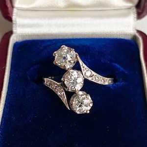 Belle Epoque ring in platinum set with 3 diamonds