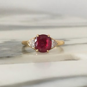 Vintage 18K yellow gold ring with rubies and diamonds