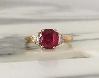 Anillo vintage de oro amarillo de 18 quilates con rubíes y diamantes.