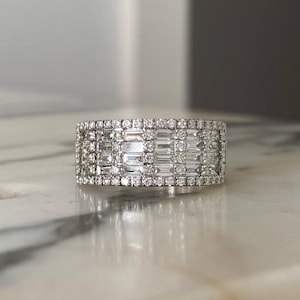 18K white gold and diamond ring