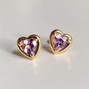 18K gold heart-shaped stud earrings.