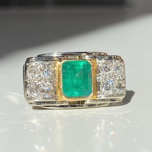 Tank ring in 18K white and yellow gold with emerald and diamonds
