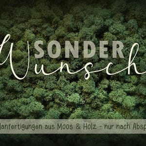 Könnte beinhalten: Nahaufnahme eines strukturierten, grünen Moos-Hintergrunds mit dem Wort "Sonderwunsch" in weißer Schrift. Darunter steht der Text "Einzelanfertigungen aus Moos & Holz - nur nach Absprache."