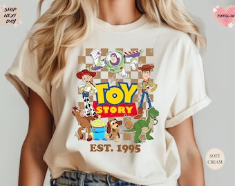 Camiseta retro de Toy Story Land, camiseta de Disney Coquette Pixar, camiseta de Disney Woody Jessie Buzz Lightyear, camiseta de Coquette "Tienes un amigo en mí"