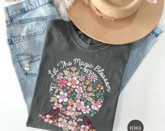 Camiseta retro mágica pastel coqueta Disney Comfort Color, Camiseta Deja que la magia florezca, Camiseta estética Disney, Camisetas para vacaciones en Disneyland