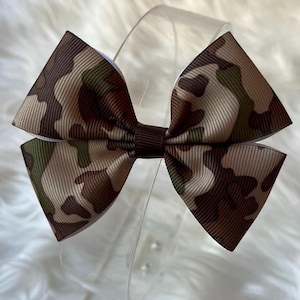 Green camo hair bow for girls, camouflage ribbon, hunting hair barrette, brown camouflage pigtail bows, toddler bows, cute bows, piggy bows