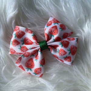 Strawberry print hair bow, strawberry bow, hair barrette, summer hair clip, bows for girls, cute bows, fruit print hair accessories, berry