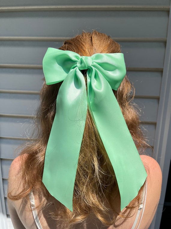 大きなミントグリーンのサテンコケットヘアリボン、ロングテール