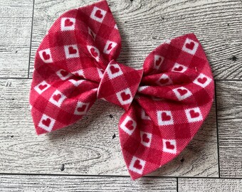 Valentine Bow, heart hair bow, hair clip, hair accessories for girls, Valentine’s Day hairstyles, heart pattern bow, felt bow, cute headband