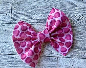 Valentine Bow, heart hair bow, hair clip, hair accessories for girls, Valentine’s Day hairstyles, heart pattern bow, felt bow, cute headband