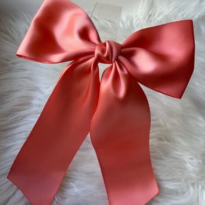 Duża koralowa satynowa kokarda do włosów, długa wstążka, spinka koralowa satynowa, kokarda dla druhny, dodatek na bal, luksusowa kokarda, moda dla nastolatków, trend