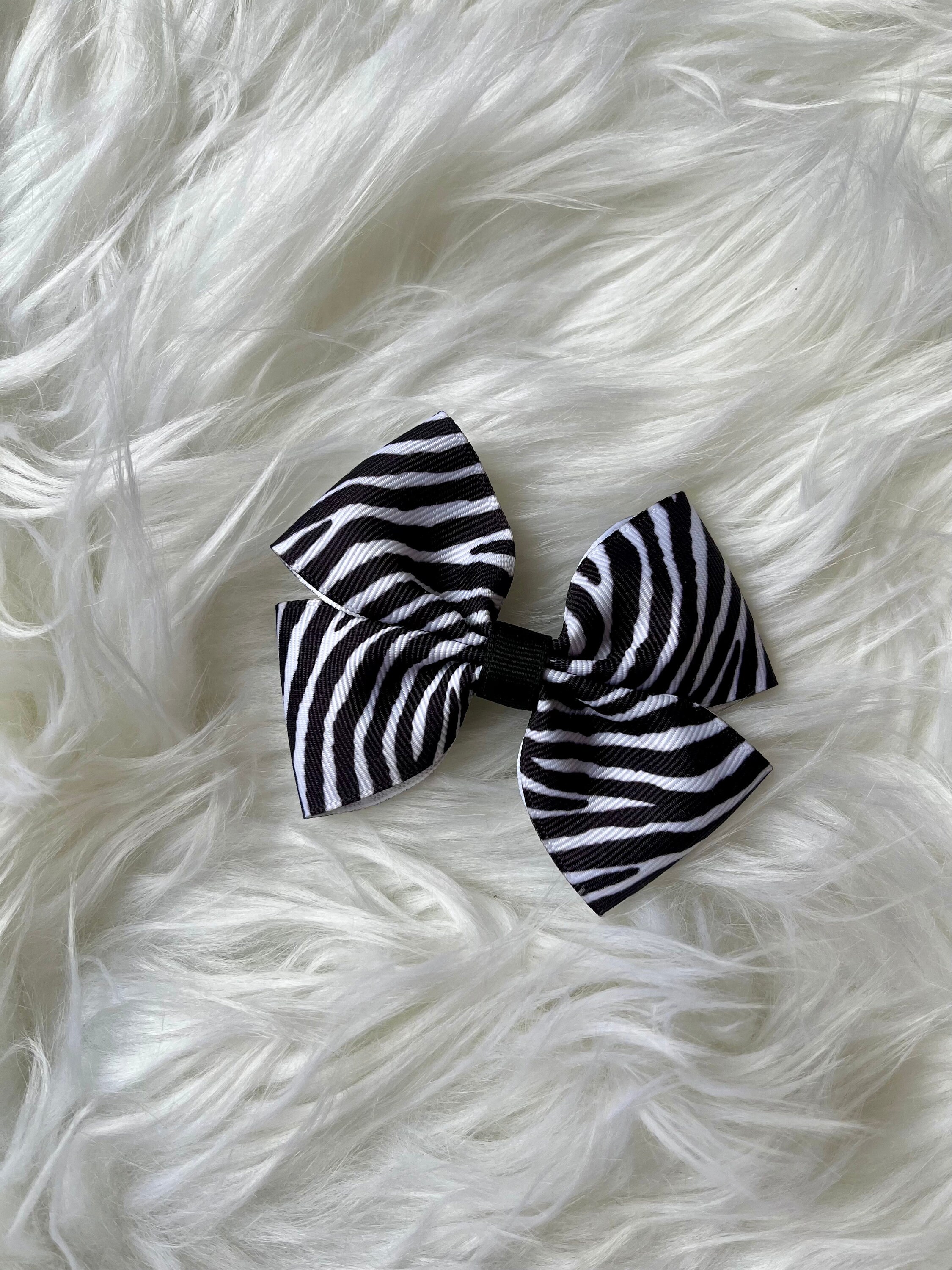☆送料・関税込☆INSTANTFUNK★Striped ribbon hair clip★ Wednesday Stripe Bow Hair Clip | Hot Topic