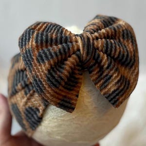 Leopard print stretchy headwrap for baby, baby girl turban, big bow headband, safari hair bow, oversized bow headband, leopard head wrap bow