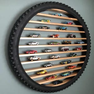子供用おもちゃと車の棚