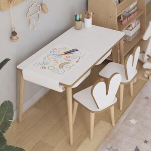 Tavolo da gioco per bambini con rotolo di carta illustrata Tavolo per bambini con 2 sedie a forma di coniglietto Cassetti