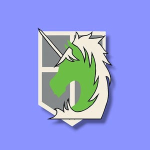 以下が含まれることがあります： 白いたてがみと角を持つ緑色のユニコーンの頭部が、グレーと白の盾の形に描かれた、様式化されたエンブレム。デザインは水色の背景にあります。