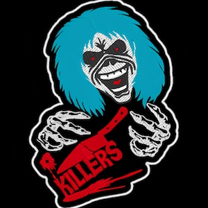 以下が含まれることがあります： 青い髪と赤い目の、赤いナイフを持った不気味な笑顔のスカルの刺繍パッチ。「KILLERS」の文字がナイフに赤色でプリントされています。パッチは白い縁取りで、黒い背景に配置されています。