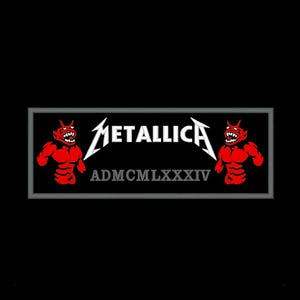 Puede incluir: Un parche rectangular con la palabra "METALLICA" en blanco, con un diseño de rayo. Dos figuras de diablo rojo flanquean el texto. El número romano "ADMCMLXXXIV" está debajo del nombre de la banda, todo sobre un fondo negro.