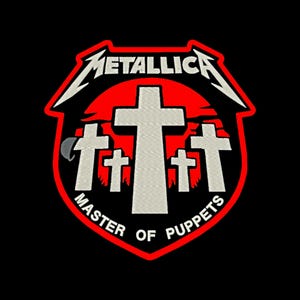 Può includere: Toppa ricamata con la scritta "METALLICA" in bianco, sopra un cerchio rosso e cinque croci bianche. Le parole "MASTER OF PUPPETS" sono in testo bianco sotto, il tutto all'interno di uno scudo rosso e bianco.