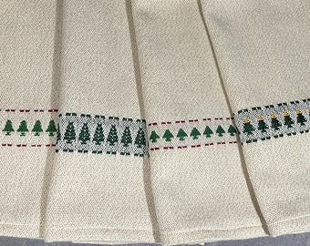 Puede incluir: Cuatro toallas de cocina de color crema con árboles de Navidad verdes bordados y costuras rojas o doradas.