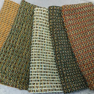 Könnte beinhalten: Fünf Stoffmuster mit verschiedenen geometrischen Mustern in Braun-, Grün-, Gelb- und Schwarztönen.