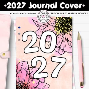 Könnte beinhalten: Ein druckbares 2027 Journal-Cover mit großen weißen Zahlen mit schwarzer Umrandung vor einem Hintergrund aus rosa und pfirsichfarbenen Aquarellblumen. Der Text lautet 2027 Journal Cover, Printable PDF, A4, Letter & A5 Journal Sizes.