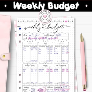 Könnte beinhalten: Eine druckbare wöchentliche Budgetplaner-Seite mit Punktgitter-Hintergrund. Die Überschrift lautet Weekly Budget, mit Abschnitten für Einnahmen, Rechnungen, Ausgaben, Rücklagen, Ersparnisse und Schulden. Enthält handschriftliche Einträge in schwarzer und rosa Tinte.