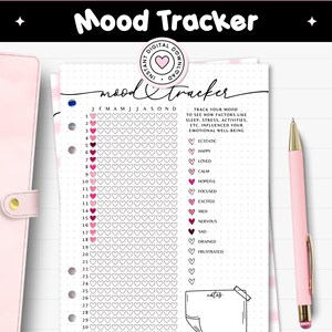 以下が含まれることがあります： ピンクのペンとピンクのプランナーが付いた、印刷可能な気分トラッカーのジャーナルページ。ページには「Mood Tracker」というタイトルと、ハート型のボックスで毎日の気分を追跡するセクションがあります。テキストには「Ecstatic」、「Happy」、「Loved」、「Calm」が含まれています。