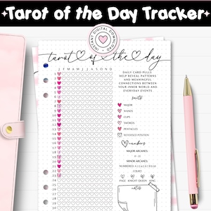 Puede incluir: Un rastreador de tarot del día en PDF imprimible con un bolígrafo rosa. El diseño incluye un diseño de calendario con casillas de verificación en forma de corazón y secciones para palos, números y notas. El texto incluye "Tarot of the Day Tracker".