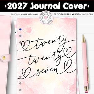 Puede incluir: Una portada de diario imprimible 2027 con fondo de acuarela rosa y texto cursivo negro twenty twenty seven con corazones. La descarga digital incluye tamaños A4, Letter y A5, un original en blanco y negro y una versión precoloreada.